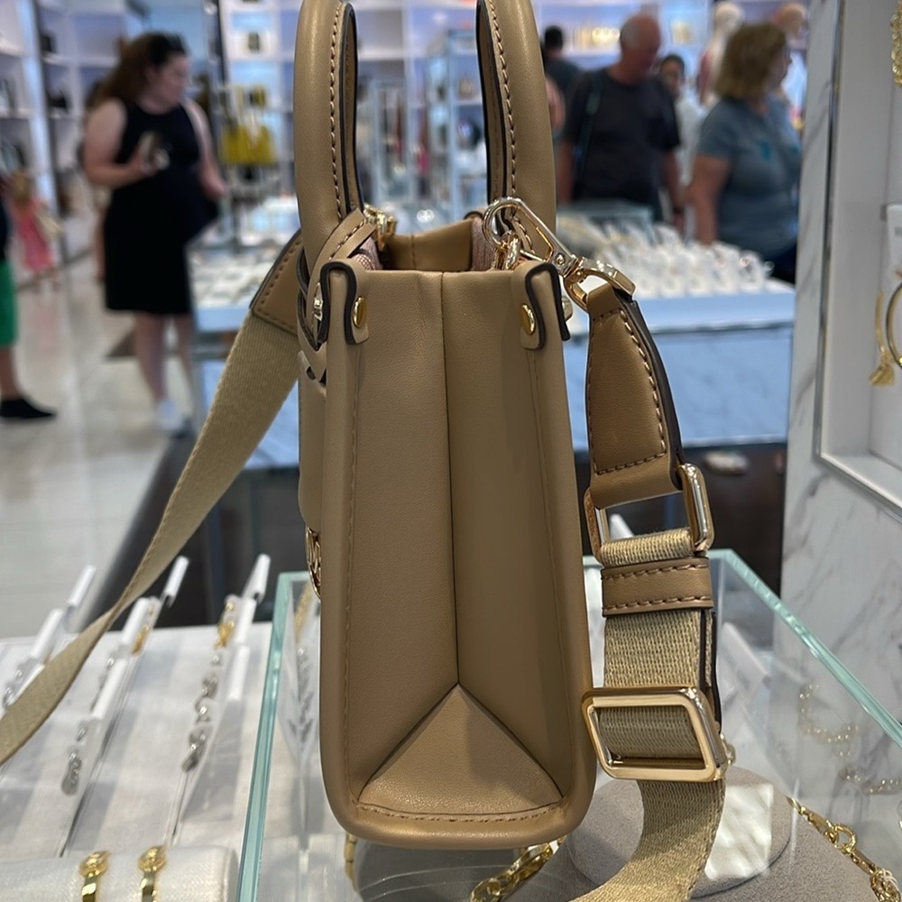 Michael Kors Mirella Extra-Small Ombré Logo Crossbody XBODY Shopper
Camel
NWT - Picture 15 of 16